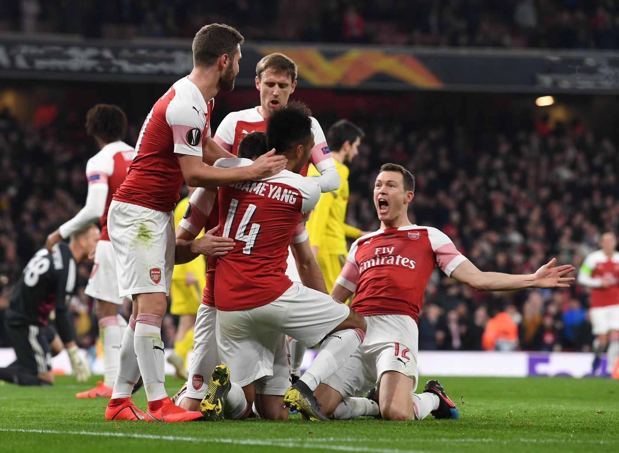 塞维利亚训练开放日；今晨单刀错失引欢呼；欧冠在即；心理建设被强调